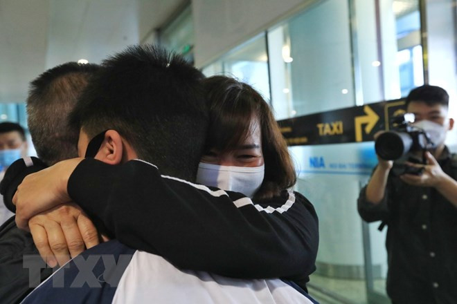 2 chuyến bay đưa gần 600 người Việt từ Ukraine về nước an toàn